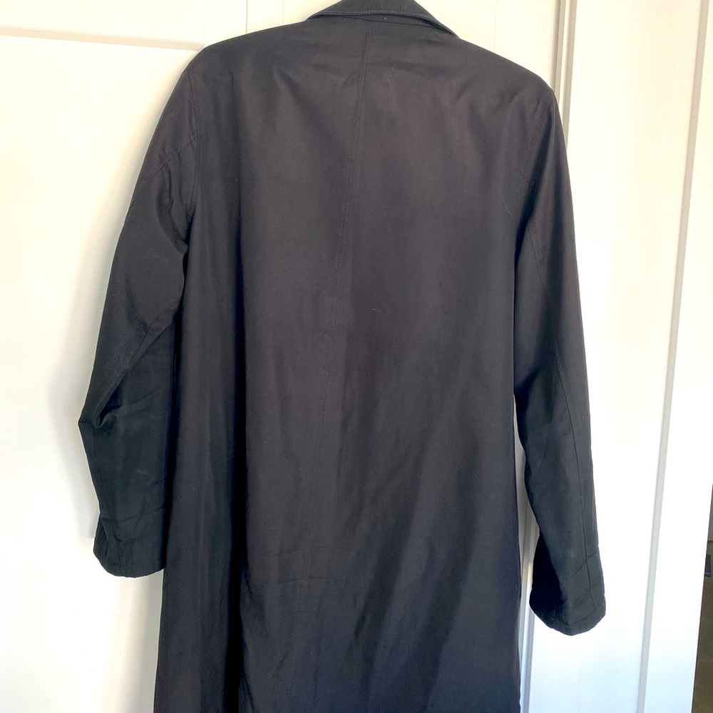 Fendi women’s mid length coat. Nice shape